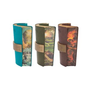 I tre taccuini MIOBUK Il Signore degli Anelli™ – Elfi, Hobbit, Ents & Isengard – con il MIOBUK® Ring applicato e le illustrazioni Ghost Technology sul taglio